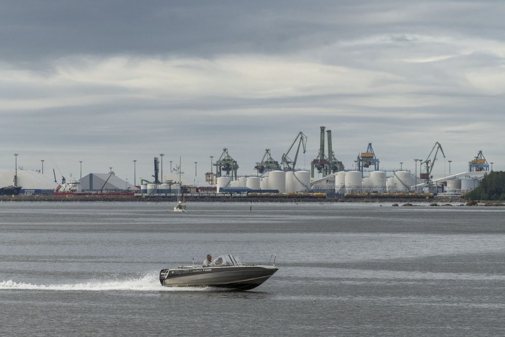Vene merellä. Taustalla satama.