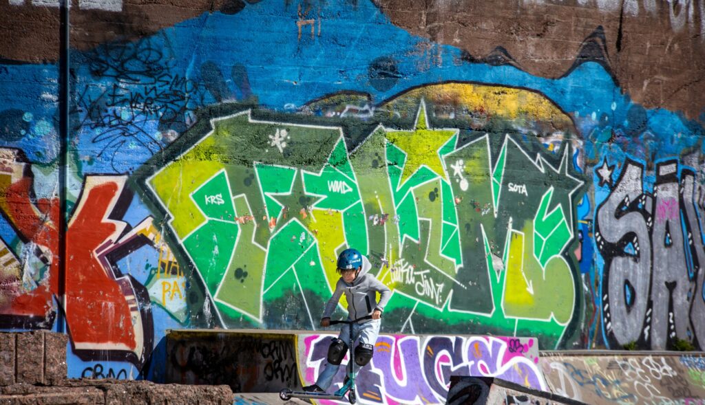 Skeittipuistossa lapsi temppuilee