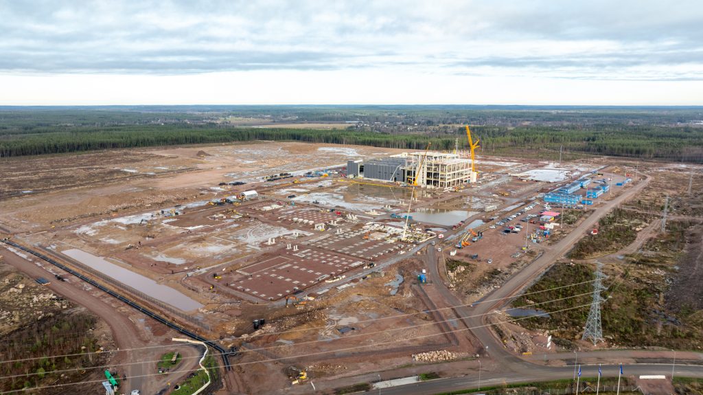 Akkumateriaalitehtaan rakennuskuva ilmasta käsin.