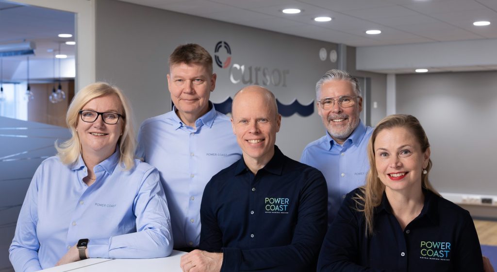 Cursorin Power Coast -tiimin viisi asiantuntijaa vierekkäin.